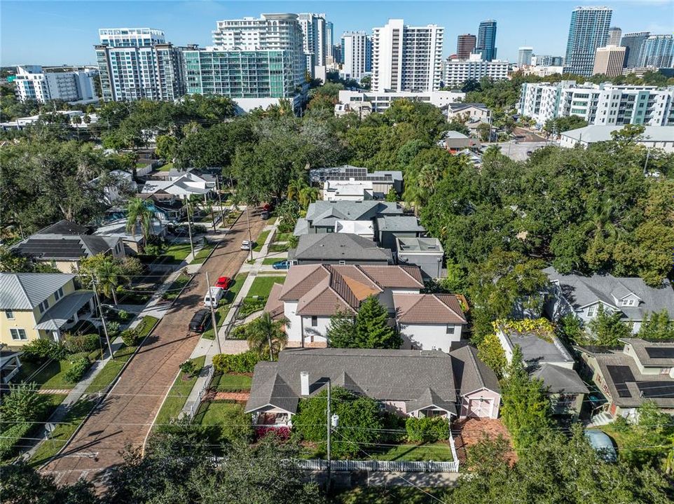 Под контрактом: $637,500 (2 спален, 2 ванн, 1390 Квадратных фут)