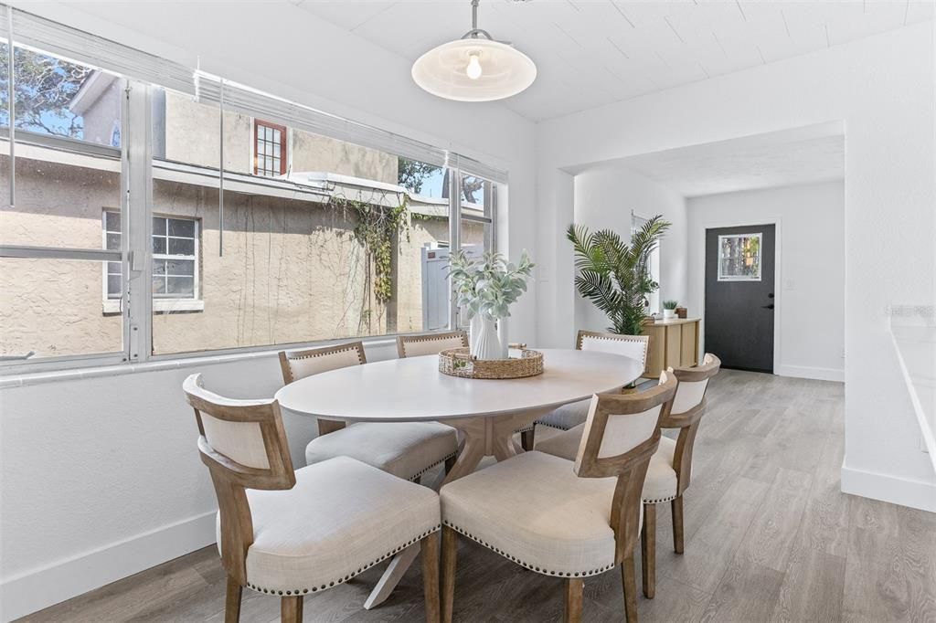 出租: $4,000 (3 贝兹, 2 浴室, 1596 平方英尺)