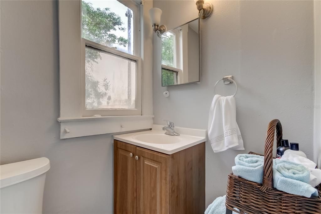 For Rent: $1,350 (1 beds, 1 baths, 420 Square Feet)