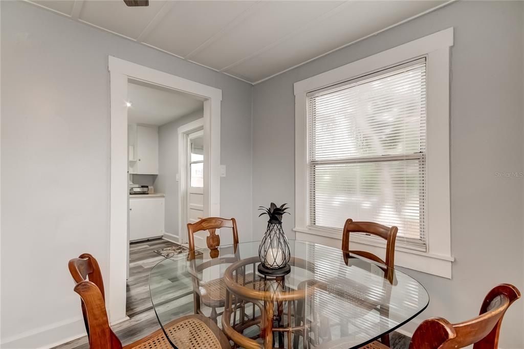 For Rent: $1,350 (1 beds, 1 baths, 420 Square Feet)