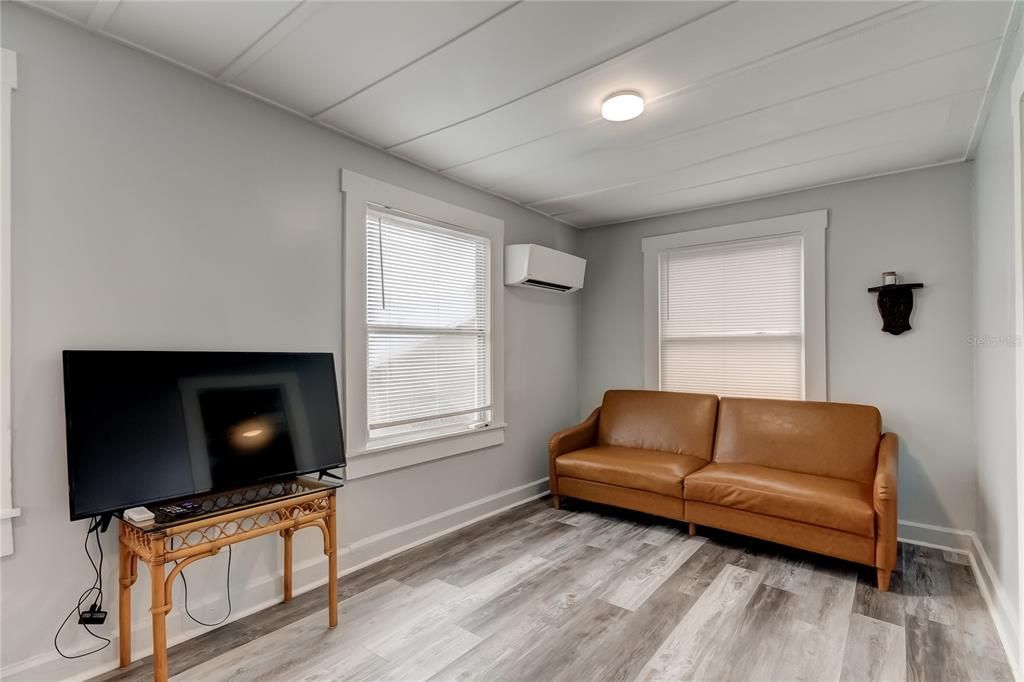 For Rent: $1,350 (1 beds, 1 baths, 420 Square Feet)