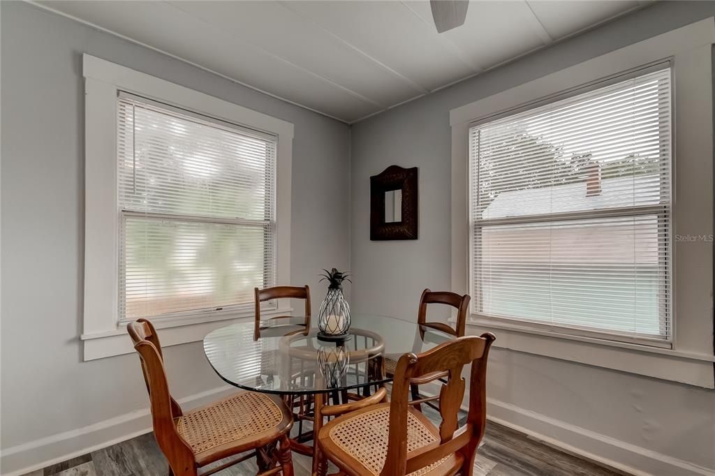 For Rent: $1,350 (1 beds, 1 baths, 420 Square Feet)