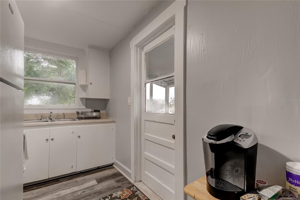 For Rent: $1,350 (1 beds, 1 baths, 420 Square Feet)