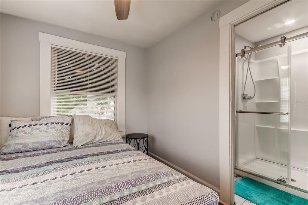 For Rent: $1,350 (1 beds, 1 baths, 420 Square Feet)