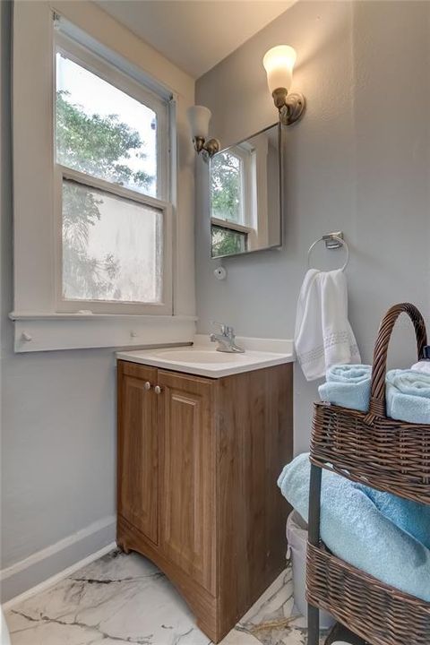 For Rent: $1,350 (1 beds, 1 baths, 420 Square Feet)