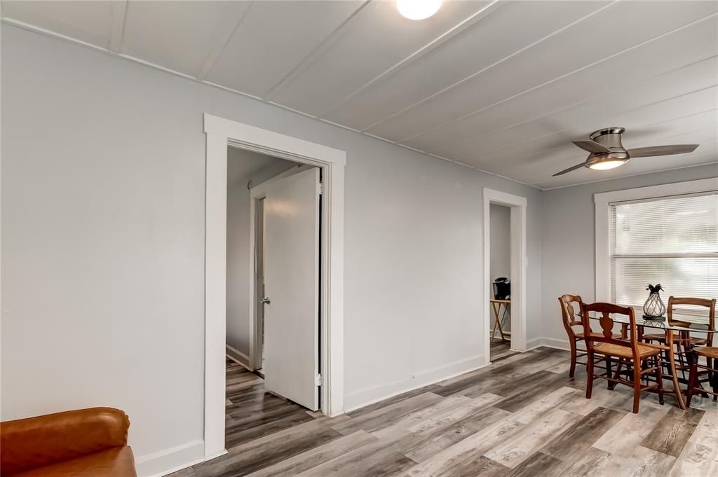 For Rent: $1,350 (1 beds, 1 baths, 420 Square Feet)