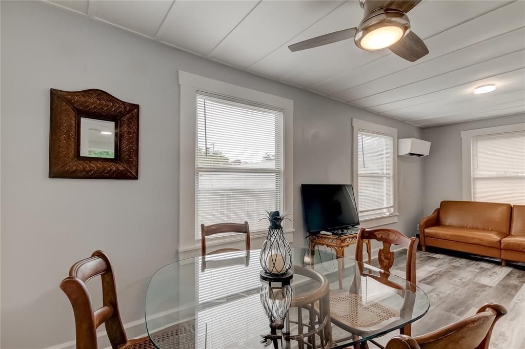 For Rent: $1,350 (1 beds, 1 baths, 420 Square Feet)