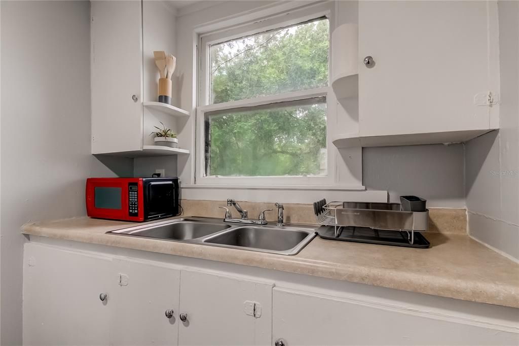 For Rent: $1,350 (1 beds, 1 baths, 420 Square Feet)