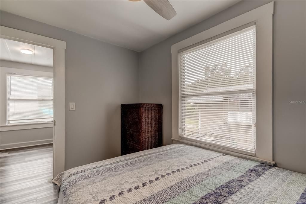 For Rent: $1,350 (1 beds, 1 baths, 420 Square Feet)