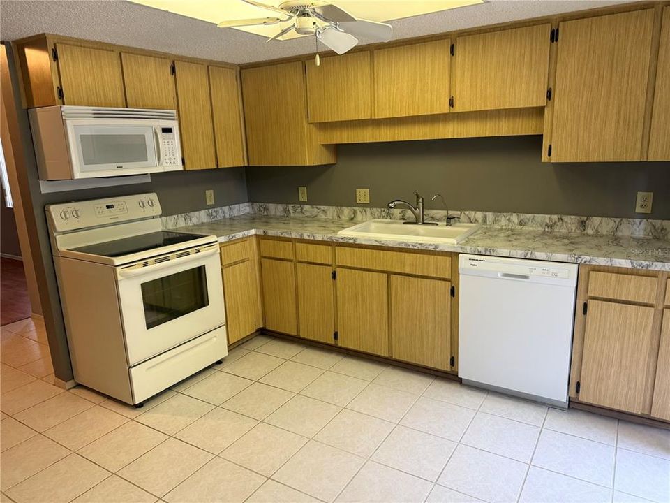 Active With Contract: $195,000 (3 beds, 2 baths, 1230 Square Feet)