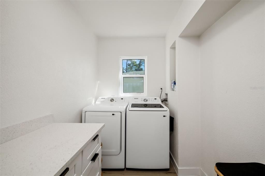 待售: $649,900 (6 贝兹, 2 浴室, 2973 平方英尺)