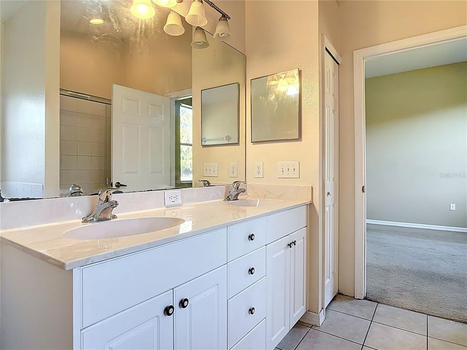 待售: $325,000 (4 贝兹, 2 浴室, 1686 平方英尺)