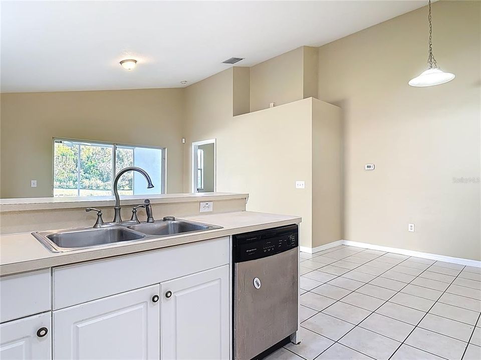 待售: $325,000 (4 贝兹, 2 浴室, 1686 平方英尺)