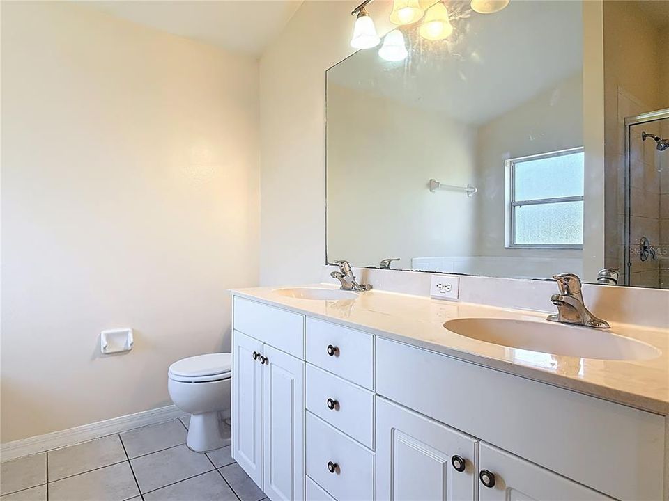 待售: $325,000 (4 贝兹, 2 浴室, 1686 平方英尺)