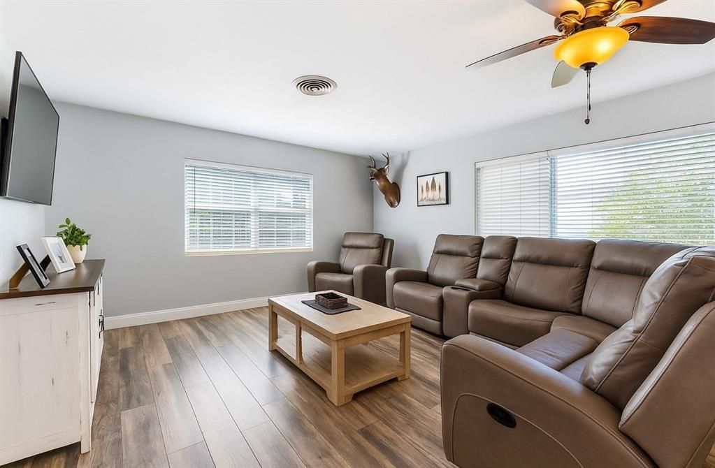 合同活跃: $365,000 (3 贝兹, 2 浴室, 1474 平方英尺)