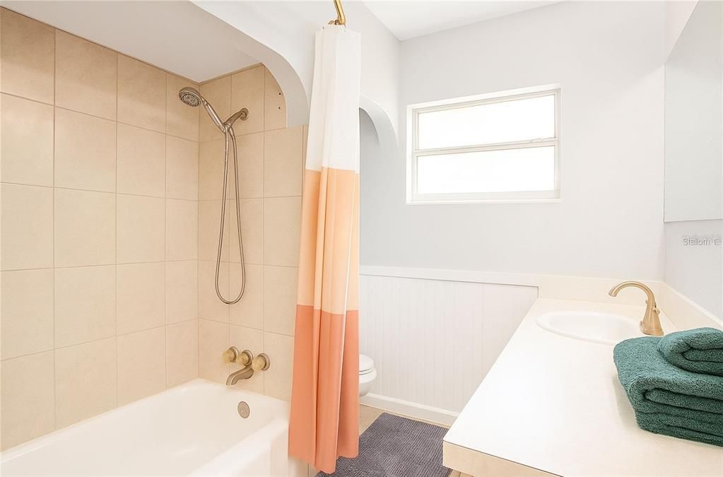 合同活跃: $365,000 (3 贝兹, 2 浴室, 1474 平方英尺)