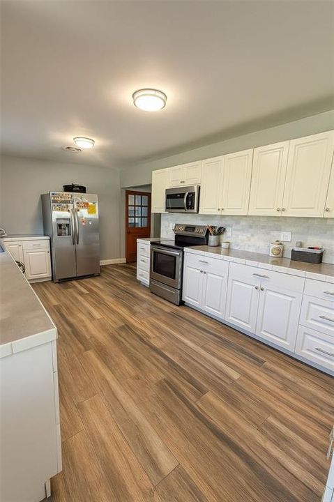 合同活跃: $365,000 (3 贝兹, 2 浴室, 1474 平方英尺)