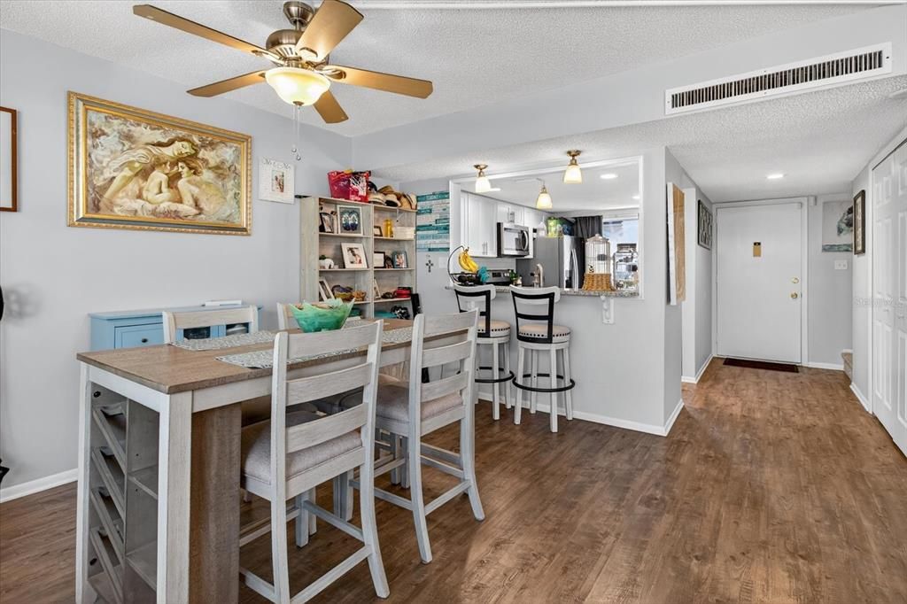 En Venta: $299,900 (4 camas, 2 baños, 1425 Pies cuadrados)