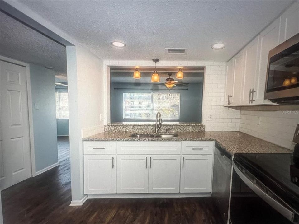 En Venta: $299,900 (4 camas, 2 baños, 1425 Pies cuadrados)