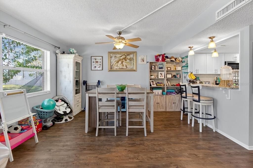 En Venta: $299,900 (4 camas, 2 baños, 1425 Pies cuadrados)