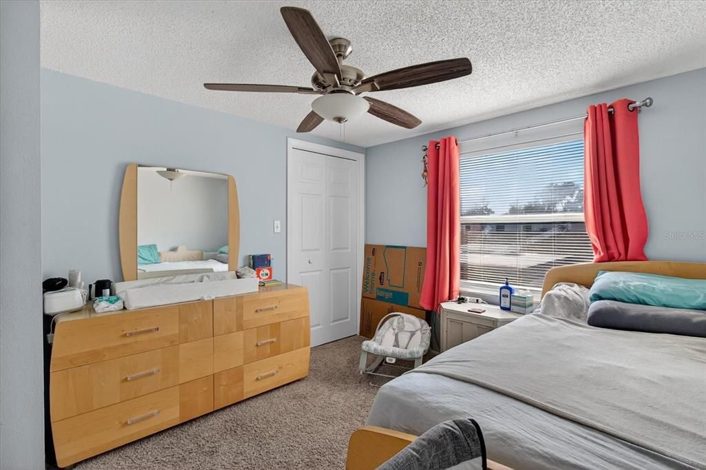 En Venta: $299,900 (4 camas, 2 baños, 1425 Pies cuadrados)