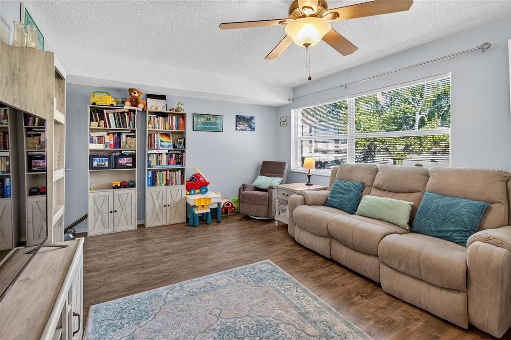 En Venta: $299,900 (4 camas, 2 baños, 1425 Pies cuadrados)