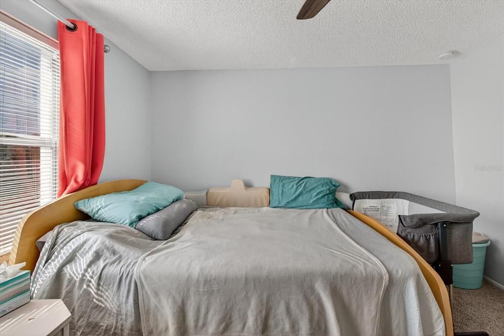 En Venta: $299,900 (4 camas, 2 baños, 1425 Pies cuadrados)