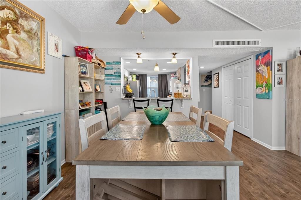 En Venta: $299,900 (4 camas, 2 baños, 1425 Pies cuadrados)