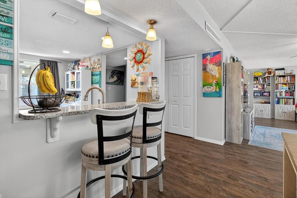 En Venta: $299,900 (4 camas, 2 baños, 1425 Pies cuadrados)