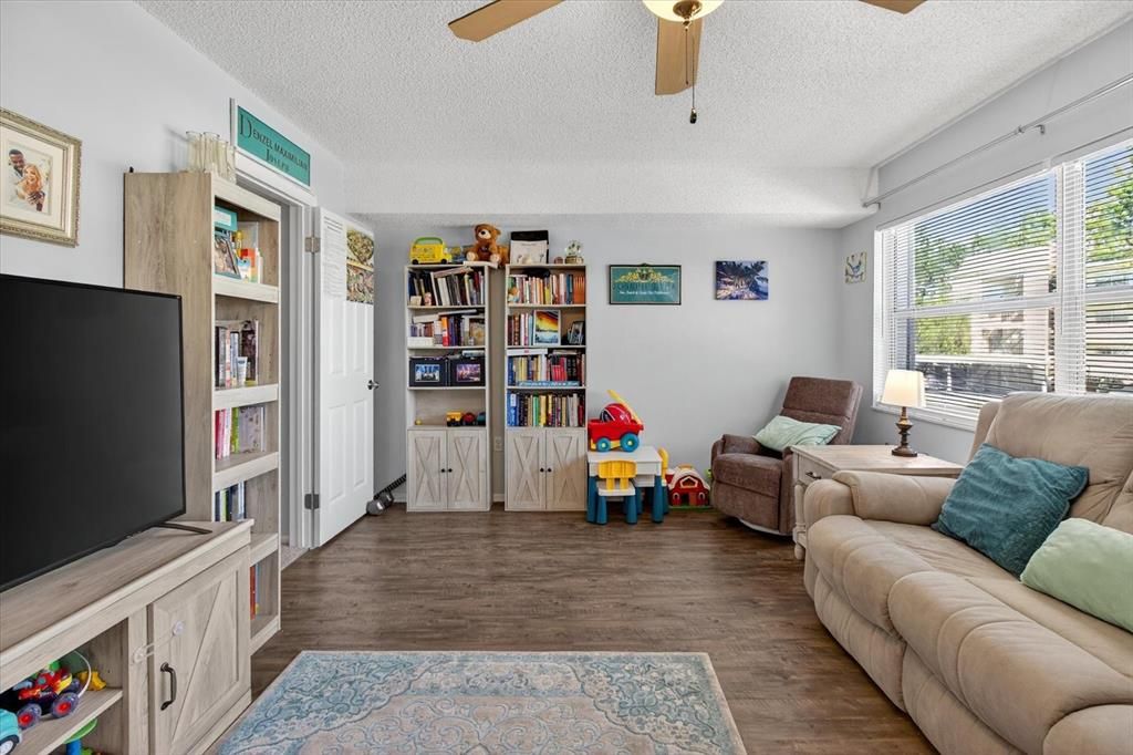 En Venta: $299,900 (4 camas, 2 baños, 1425 Pies cuadrados)