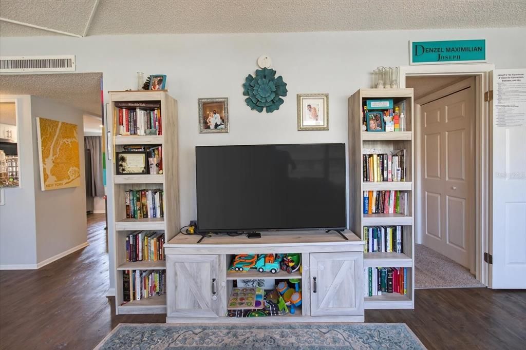 En Venta: $299,900 (4 camas, 2 baños, 1425 Pies cuadrados)