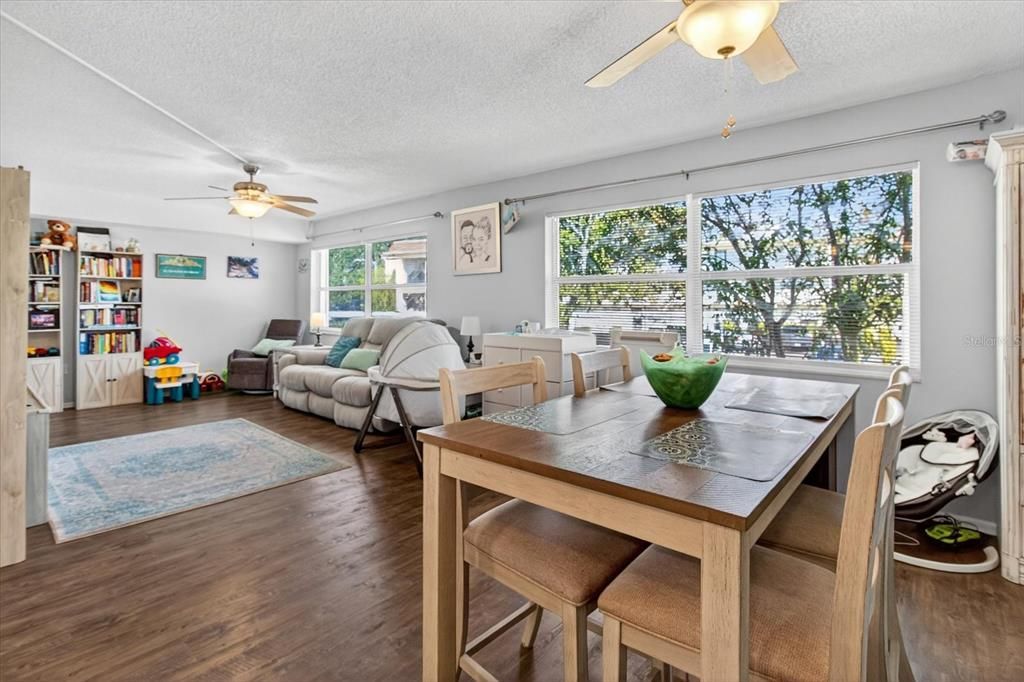 En Venta: $299,900 (4 camas, 2 baños, 1425 Pies cuadrados)