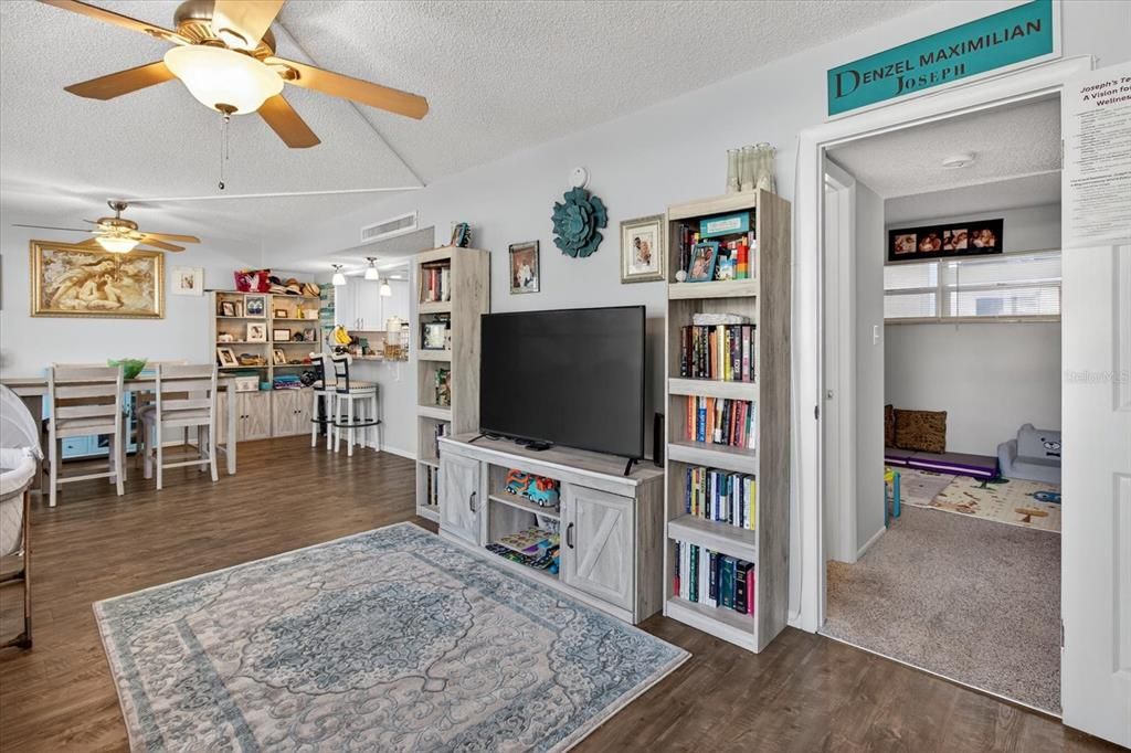 En Venta: $299,900 (4 camas, 2 baños, 1425 Pies cuadrados)