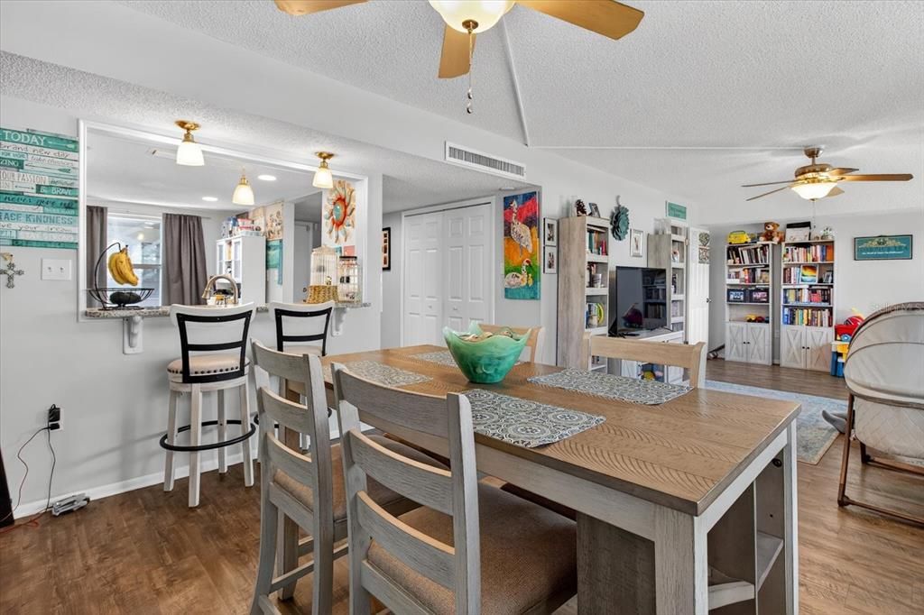 En Venta: $299,900 (4 camas, 2 baños, 1425 Pies cuadrados)