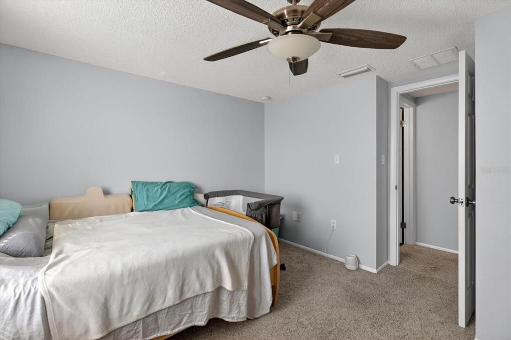 En Venta: $299,900 (4 camas, 2 baños, 1425 Pies cuadrados)