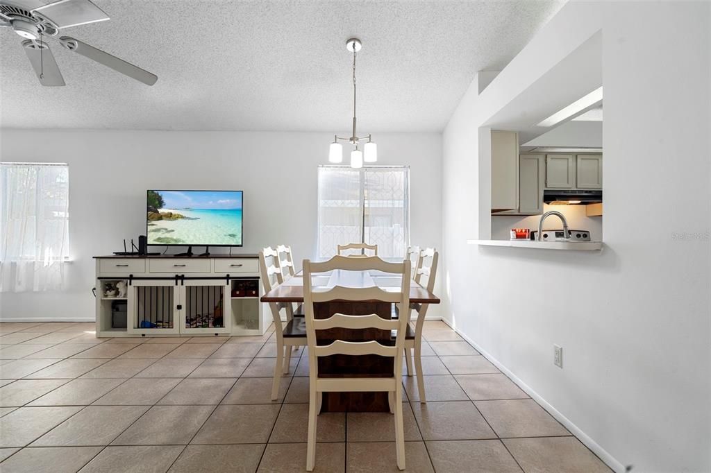 合同活跃: $295,000 (3 贝兹, 2 浴室, 1170 平方英尺)