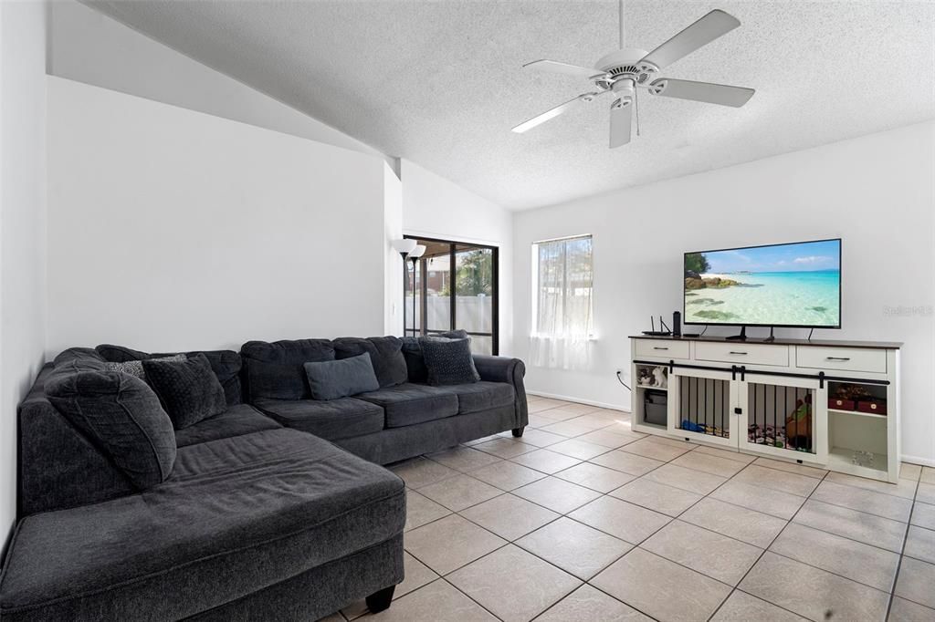 合同活跃: $295,000 (3 贝兹, 2 浴室, 1170 平方英尺)