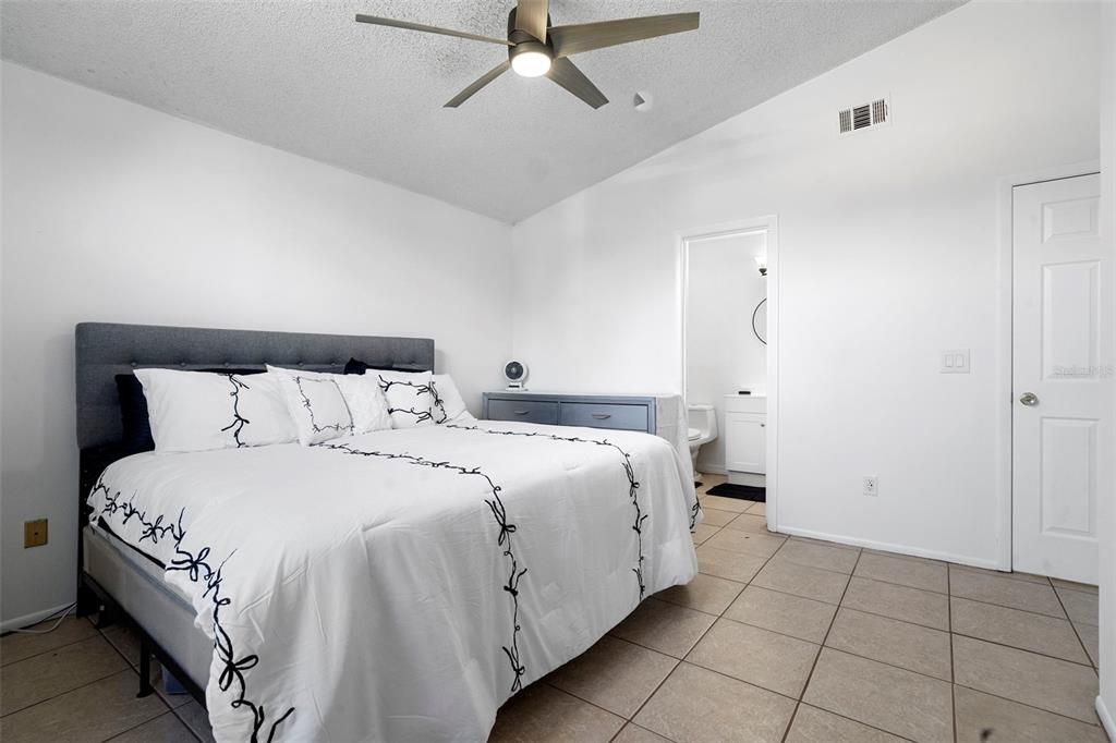 合同活跃: $295,000 (3 贝兹, 2 浴室, 1170 平方英尺)