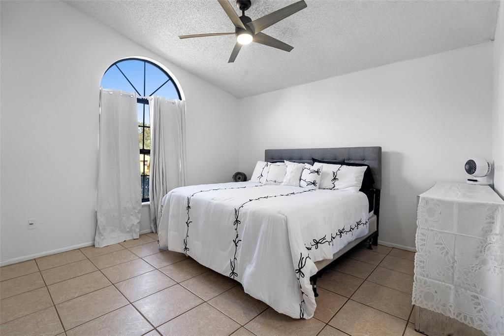 合同活跃: $295,000 (3 贝兹, 2 浴室, 1170 平方英尺)