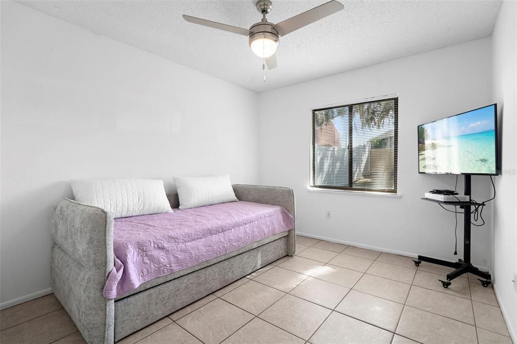 合同活跃: $295,000 (3 贝兹, 2 浴室, 1170 平方英尺)