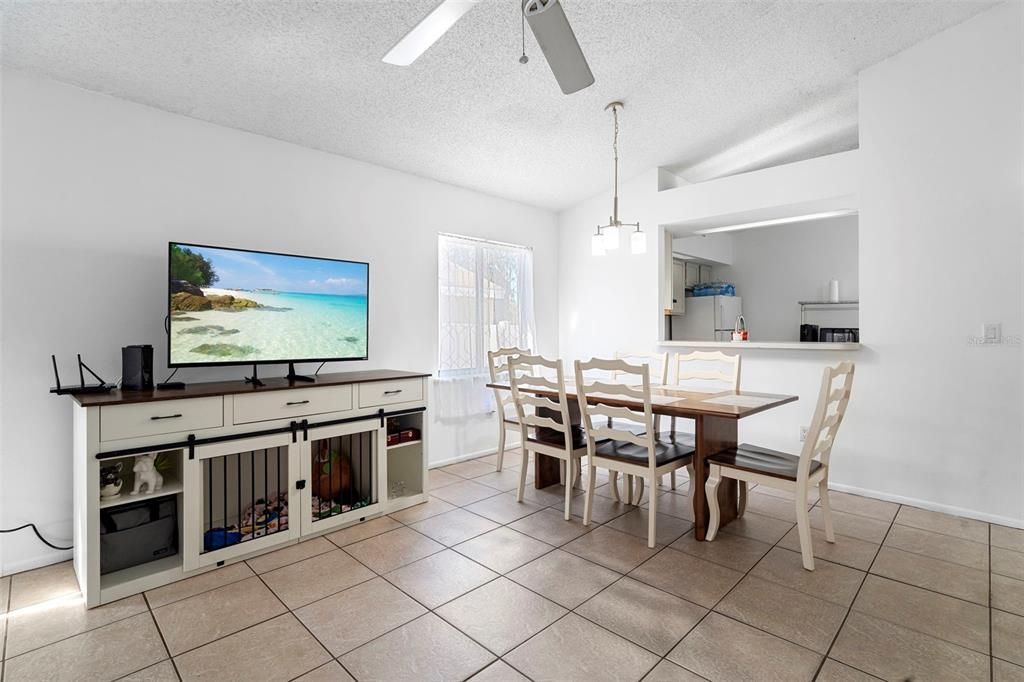 合同活跃: $295,000 (3 贝兹, 2 浴室, 1170 平方英尺)