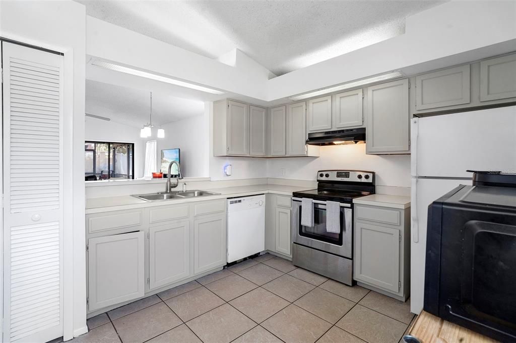 合同活跃: $295,000 (3 贝兹, 2 浴室, 1170 平方英尺)