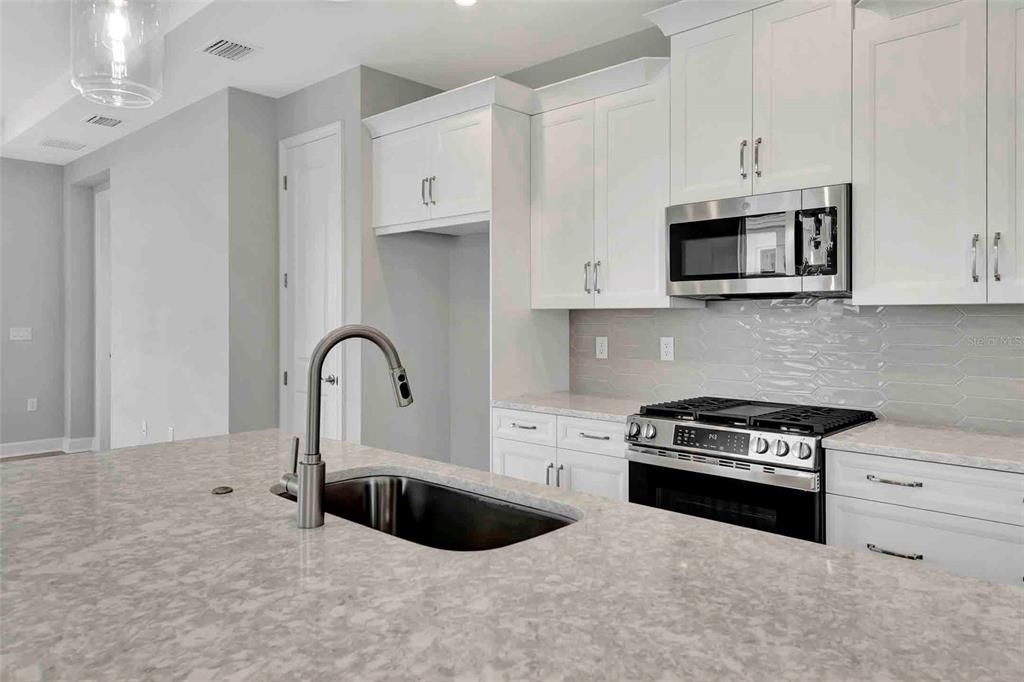 待售: $399,990 (2 贝兹, 2 浴室, 1434 平方英尺)