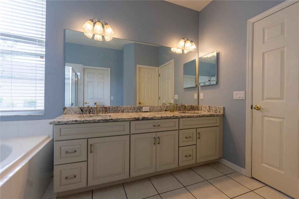 待售: $725,000 (4 贝兹, 2 浴室, 3134 平方英尺)