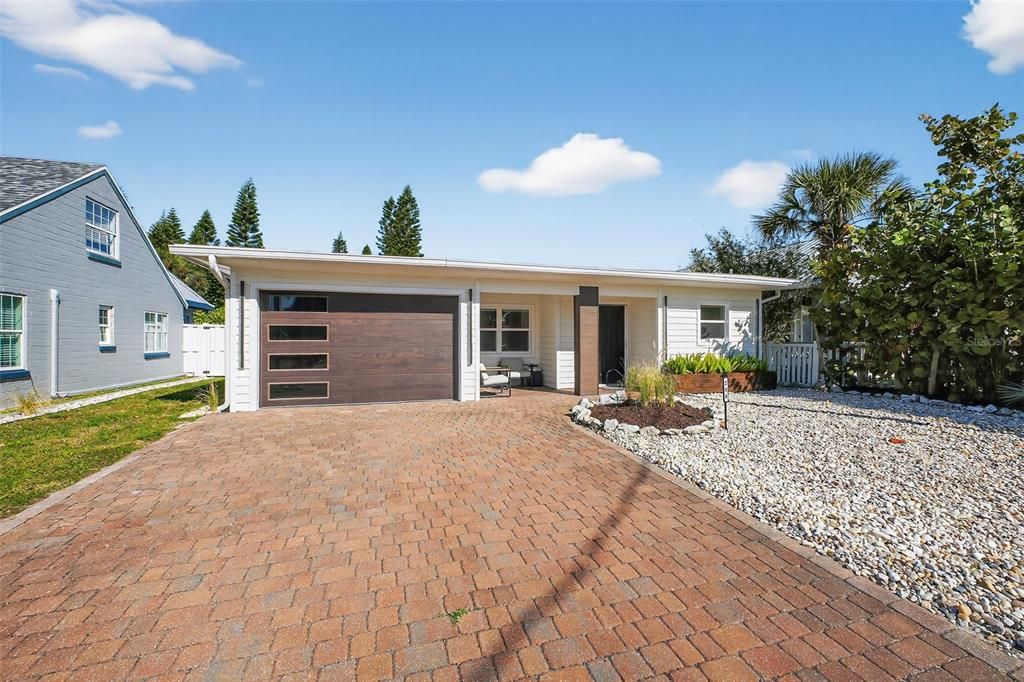 En Venta: $979,900 (4 camas, 3 baños, 1940 Pies cuadrados)