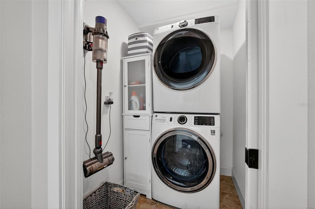 En Venta: $979,900 (4 camas, 3 baños, 1940 Pies cuadrados)