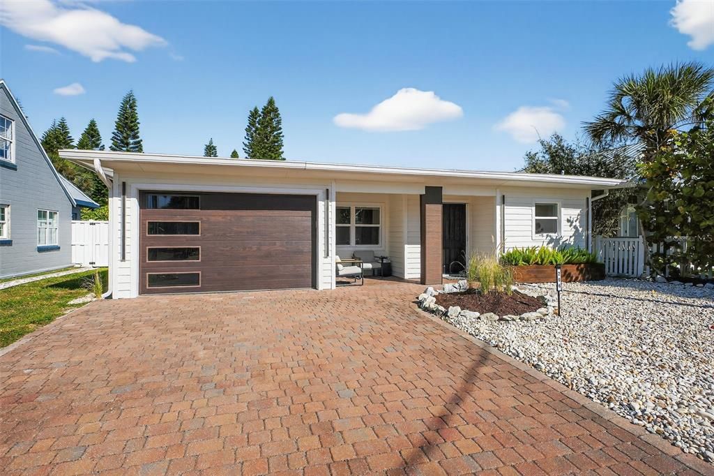 En Venta: $979,900 (4 camas, 3 baños, 1940 Pies cuadrados)