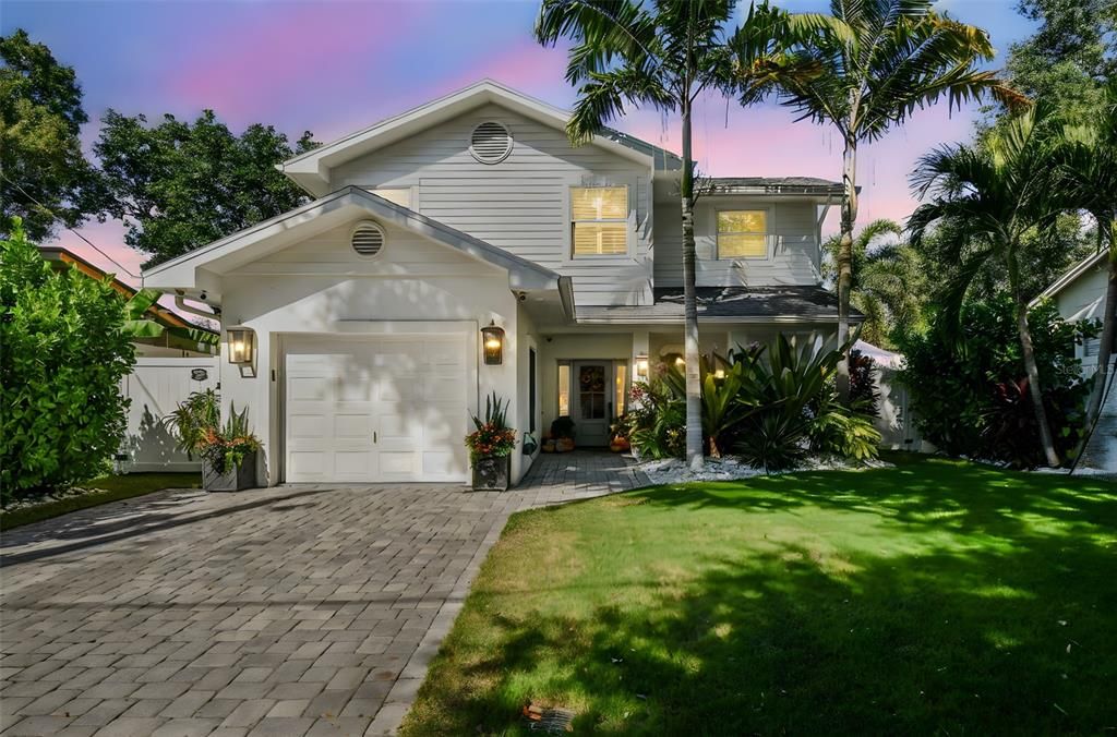 Под контрактом: $1,250,000 (4 спален, 3 ванн, 2062 Квадратных фут)