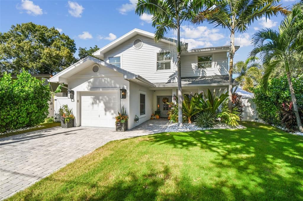 Под контрактом: $1,250,000 (4 спален, 3 ванн, 2062 Квадратных фут)