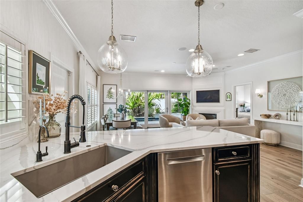 Под контрактом: $1,250,000 (4 спален, 3 ванн, 2062 Квадратных фут)